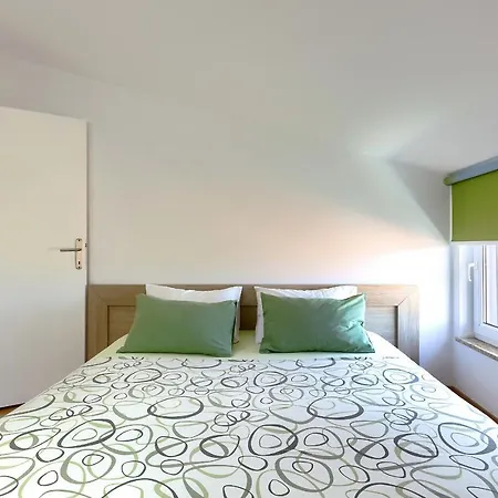 Daire Homestay Pula *