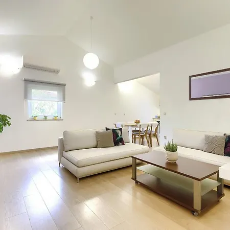 Apartment Homestay Pula