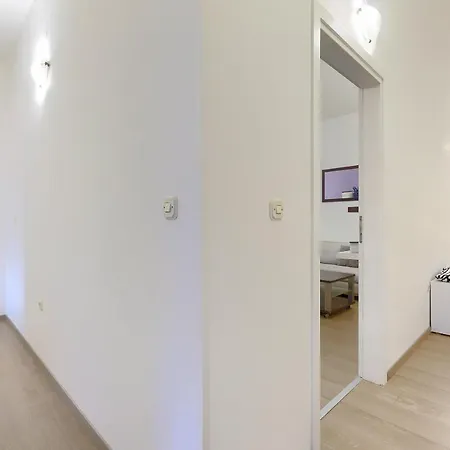 Apartment Homestay Pula