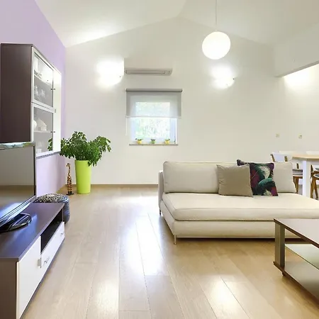 Apartment Homestay Pula